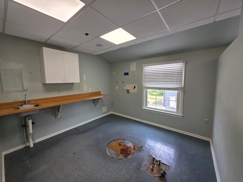 More Photos Of 705-709 Milford Rd, Merrimack Unknown For Lease