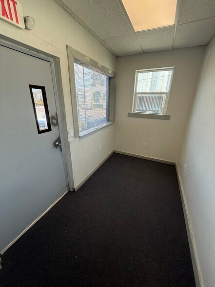More Photos Of 1955 3rd Ave S, Saint Petersburg Warehouse For Lease