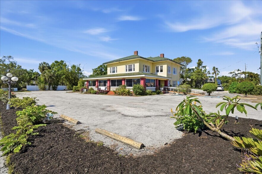 More Photos Of 337 8th Ave W, Palmetto Restaurant For Sale