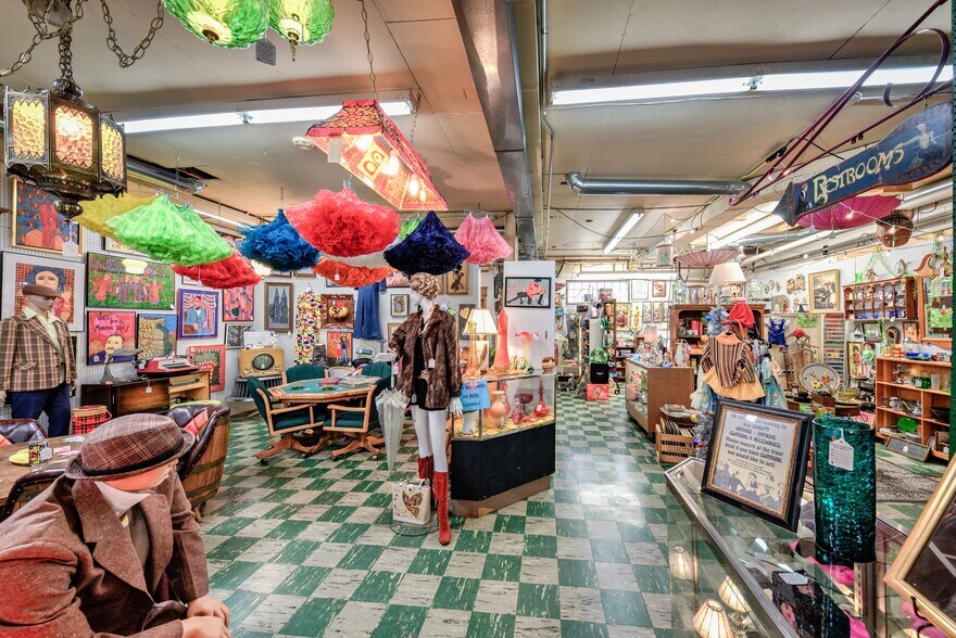 More Photos Of 890 Lake Ave, Woodstock General Retail For Sale