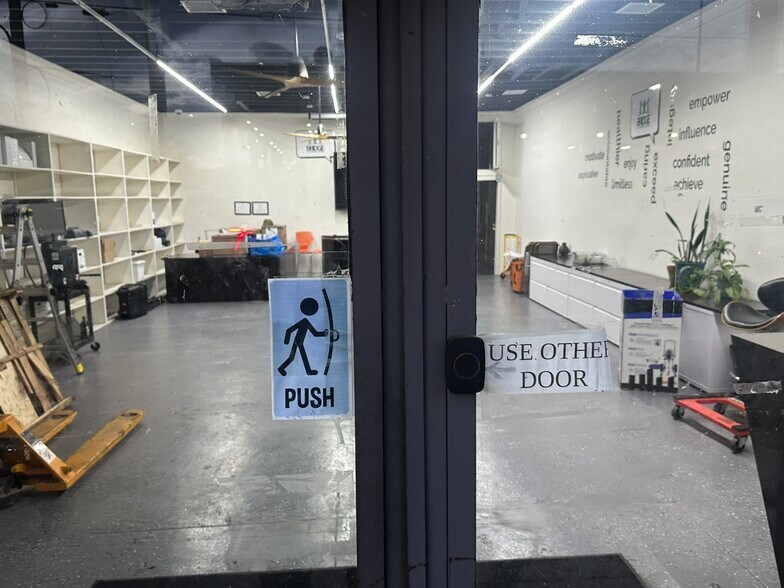 More Photos Of 2321 W 54th St, Los Angeles Specialty For Lease