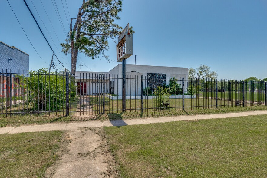 More Photos Of 1420 Martin Luther King Jr Blvd, Dallas Medical For Sale