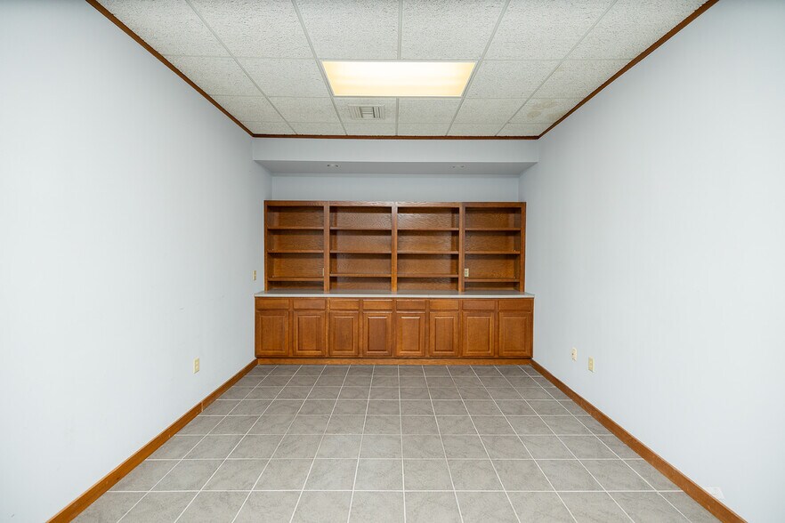 More Photos Of 1020 N Main St, Wichita Medical For Sale