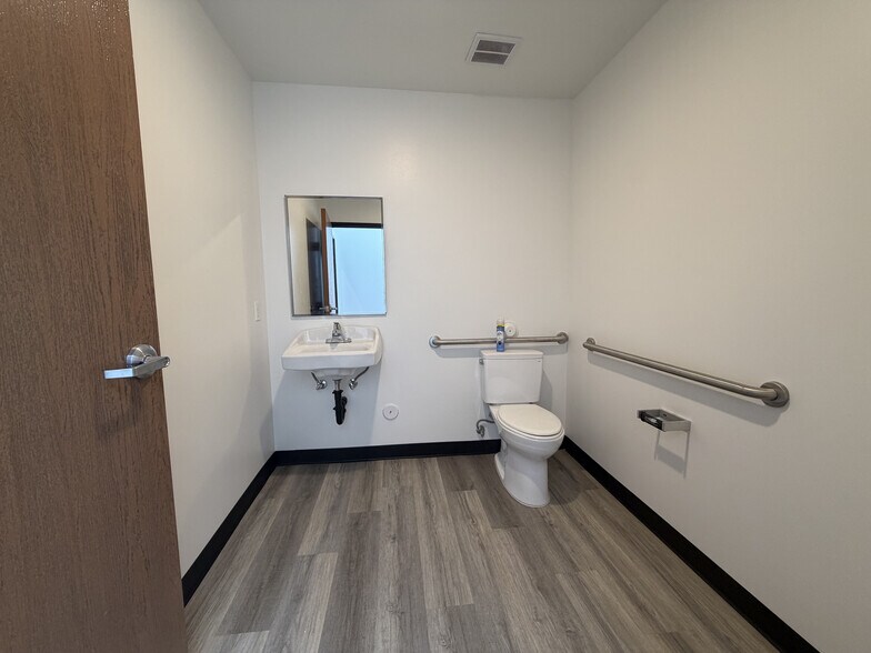 More Photos Of 15825 Stagg St, Van Nuys Warehouse For Lease