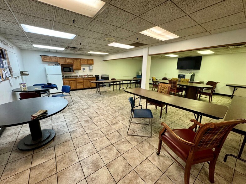 More Photos Of 1827 18th Ave, Rockford Manufacturing For Lease