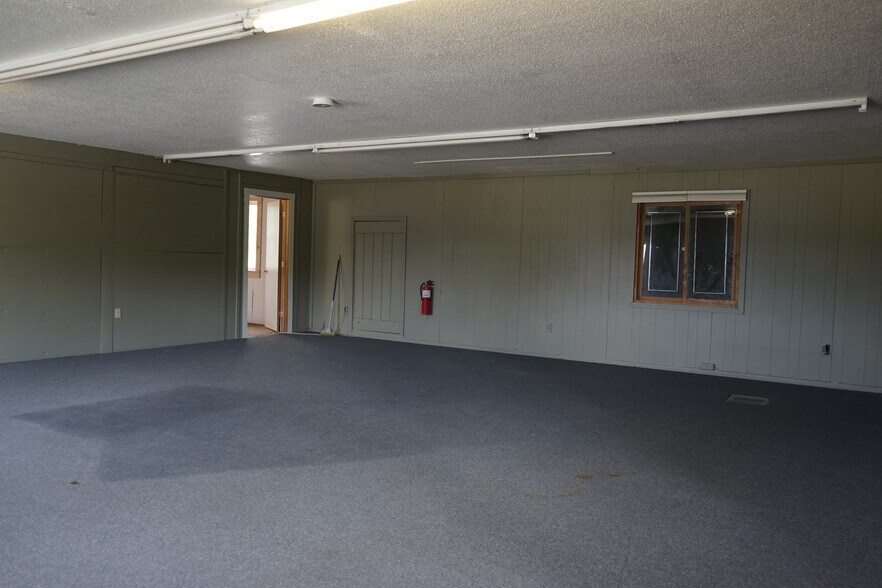 More Photos Of 12 Southmayd St, Campton Freestanding For Sale