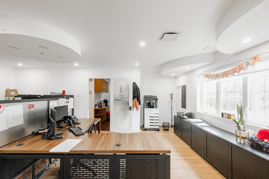 More Photos Of 675 Boul Samson, Laval Office For Sale