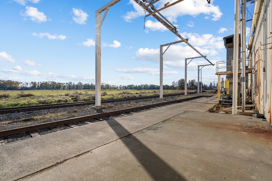 More Photos Of 405 Hoosier, Stanfield Food Processing For Lease