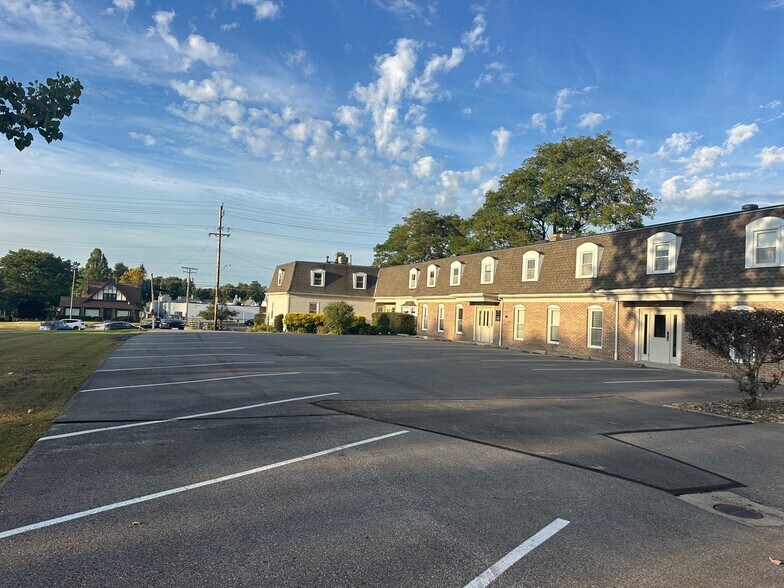 More Photos Of 8437 Mayfield Rd, Chesterland Office For Lease