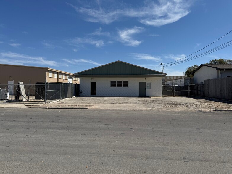 More Photos Of 9010 Aero St, San Antonio Light Manufacturing For Sale