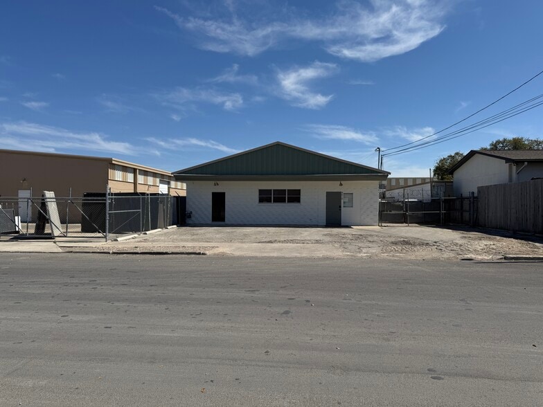 More Photos Of 9010 Aero St, San Antonio Light Manufacturing For Sale