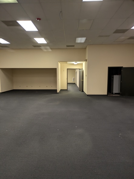 More Photos Of 1302 N Grand St, Hutchinson Flex For Lease