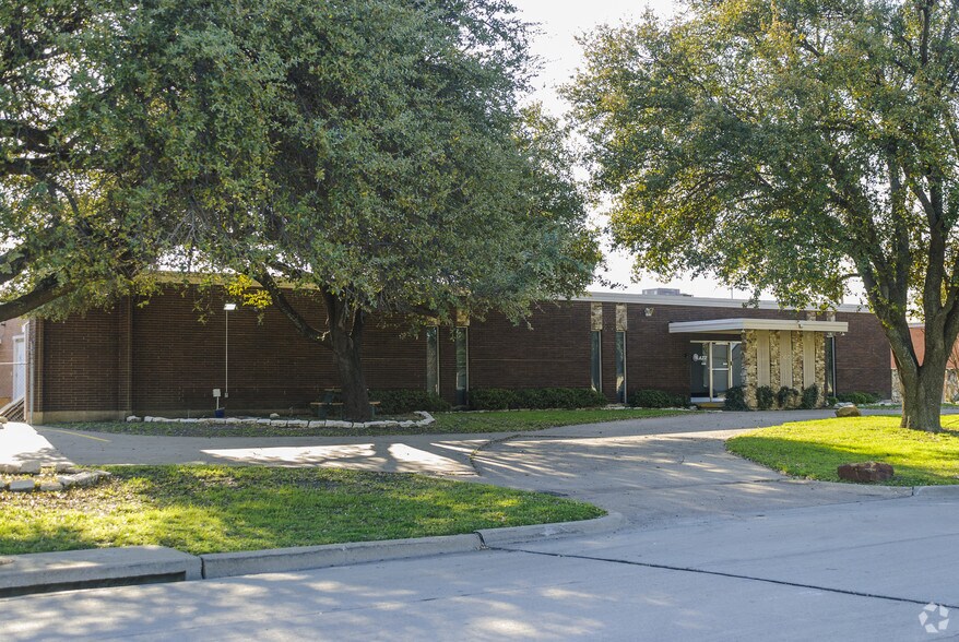 More Photos Of 300 S Kirby St, Garland Warehouse For Lease