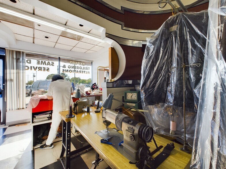 More Photos Of 2138 S Mannheim Rd, Westchester Restaurant For Sale