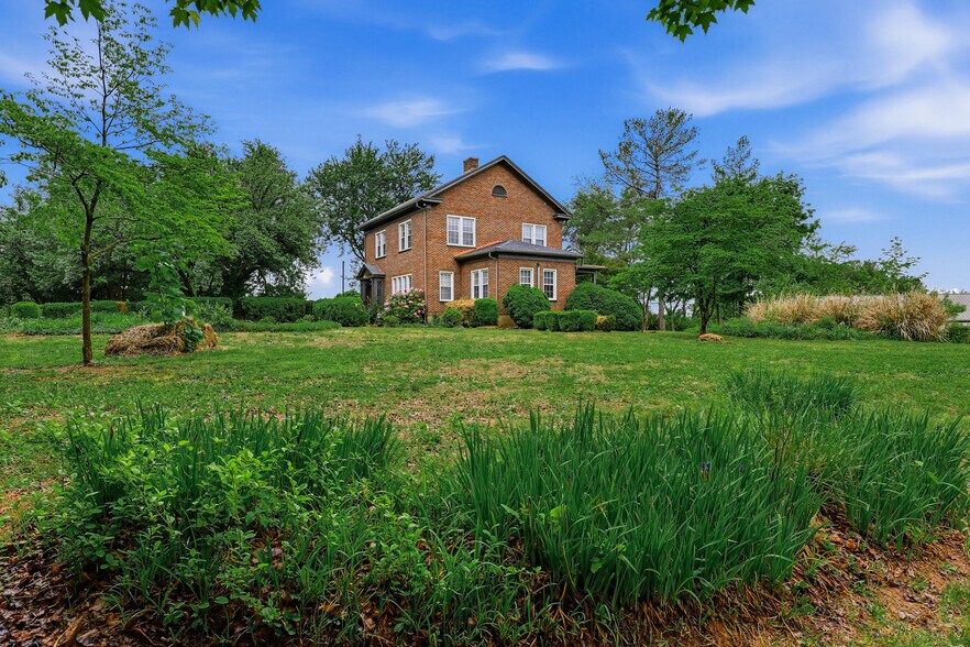 More Photos Of 18697 Forest Rd, Lynchburg Office For Sale