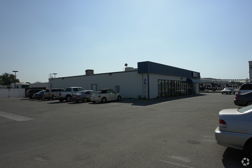 Primary Photo Of 2821 Auto Mall Dr, Bakersfield Service For Lease