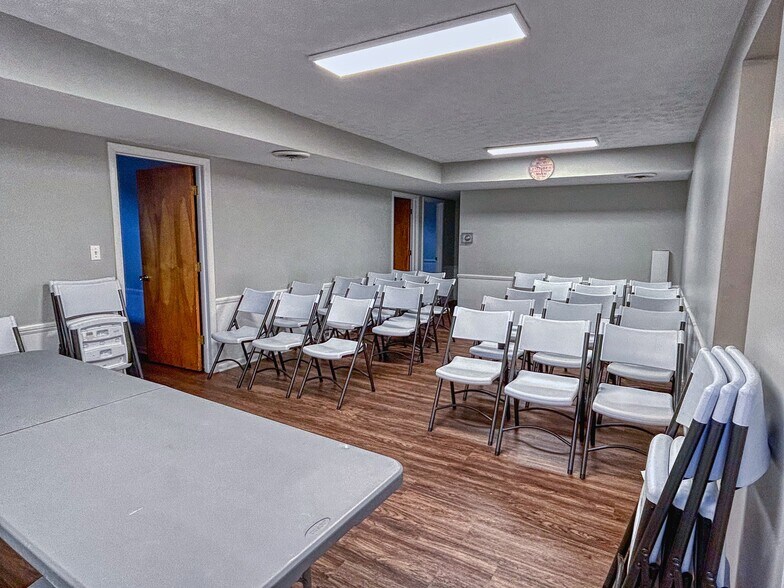 More Photos Of 300 4th St, Elyria Office Residential For Lease