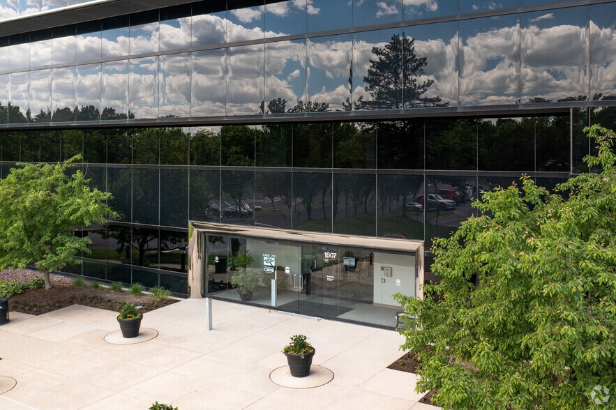 More Photos Of 1807 Park 270 Dr, Maryland Heights Office For Sale