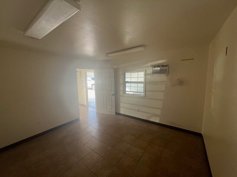 More Photos Of 317 E Cedar Ave, McAllen Warehouse For Lease