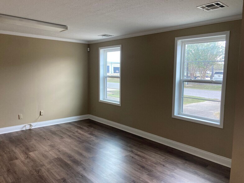 More Photos Of 204 Saul Dr, Scott Warehouse For Lease