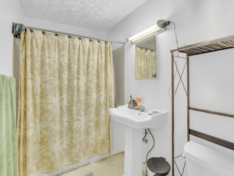 More Photos Of 239 E Main St, Westminster Office For Sale