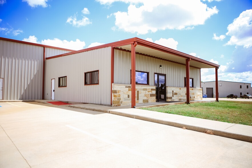 Primary Photo Of 2103 Longwood Dr, Brenham Warehouse For Lease