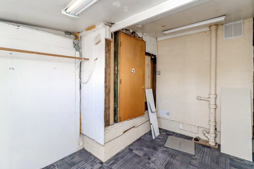 More Photos Of 3838 S Warner St, Tacoma Flex For Lease