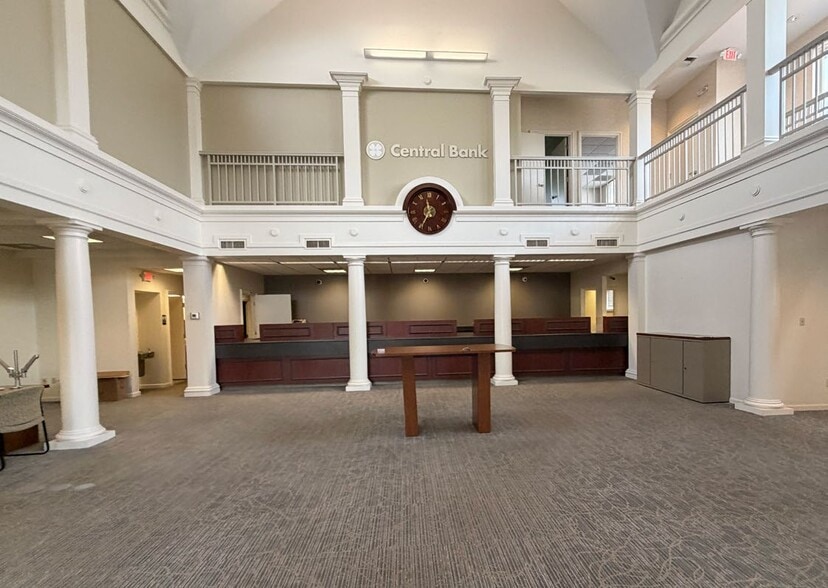 More Photos Of 16415 Village Plaza View Dr, Wildwood General Retail For Lease