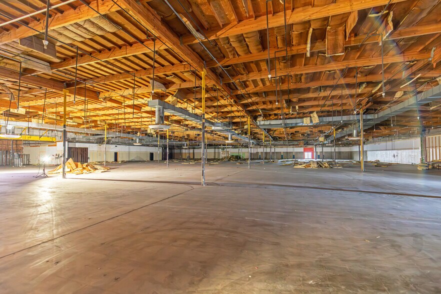 More Photos Of 850 Gray Ave, Yuba City Department Store For Sale