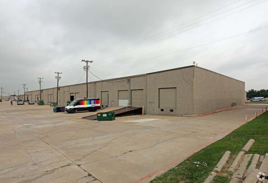 More Photos Of 4400-4418 Sunbelt Dr, Addison Light Manufacturing For Lease