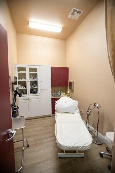 More Photos Of 2110 Railroad Ave, Redding Medical For Sale