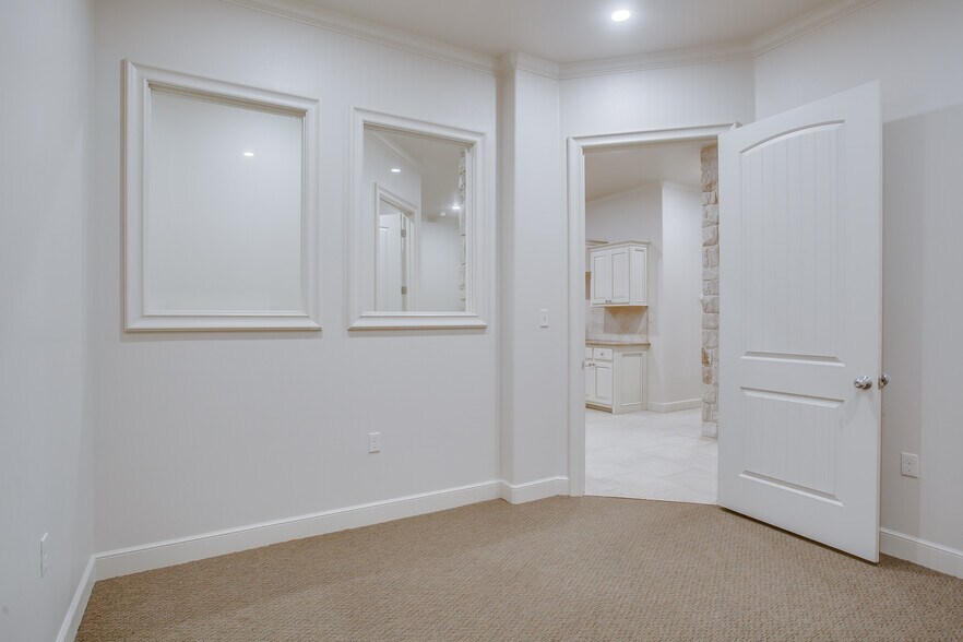 More Photos Of 5760 40th St, Lubbock Office For Lease