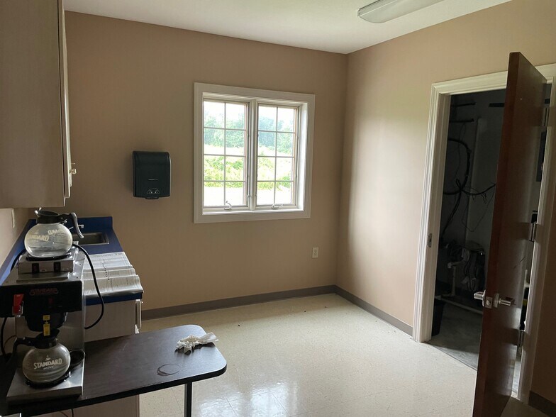 More Photos Of 184 Stone Container Dr, Clarksville Bank For Lease