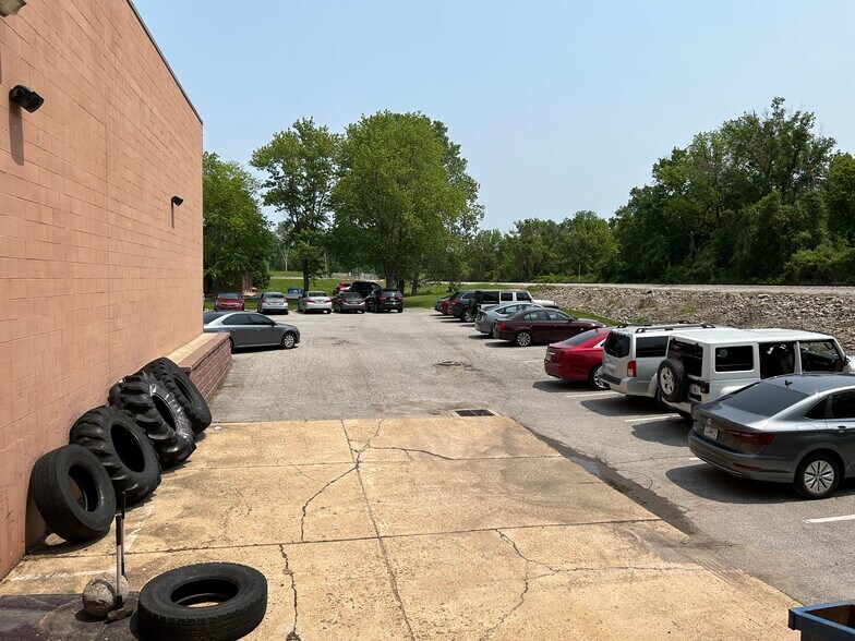 More Photos Of 251-253 Chesterfield Industrial Blvd, Chesterfield Warehouse For Sale