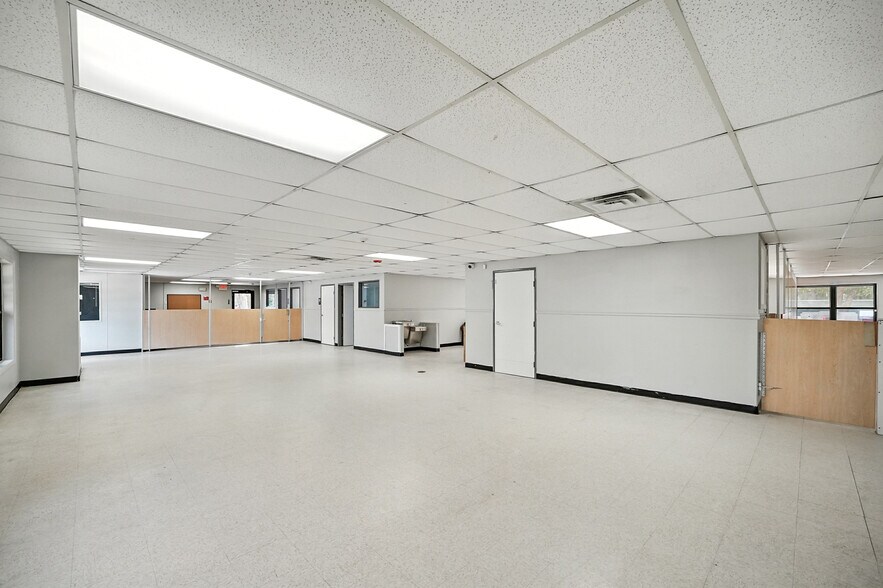 More Photos Of 4310 Barkoskie Rd, Jacksonville Daycare Center For Sale