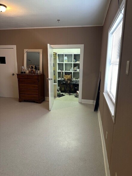 More Photos Of 195 James Carlow Dr, New Boston Office For Sale