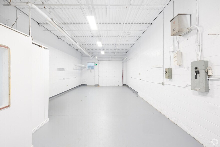 More Photos Of 21 Hale Rd, Brampton Warehouse For Sale