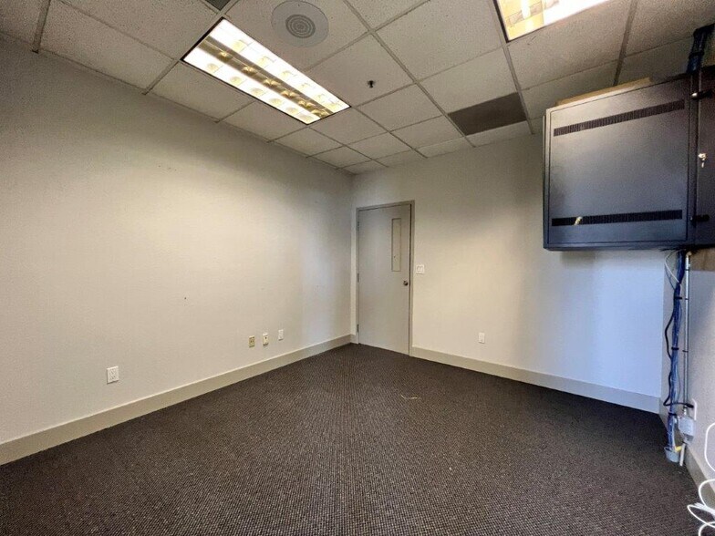 More Photos Of 415 Knollcrest Dr, Redding Office For Sale