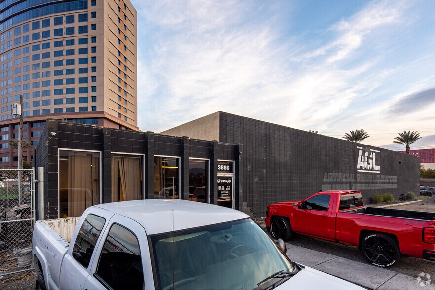 More Photos Of 3686 S Highland Dr, Las Vegas Warehouse For Lease