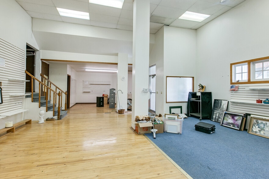 More Photos Of 444 Wacouta St, Saint Paul Showroom For Sale