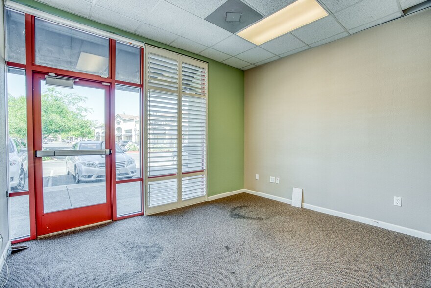 More Photos Of 7075 N West Ave, Fresno Freestanding For Lease