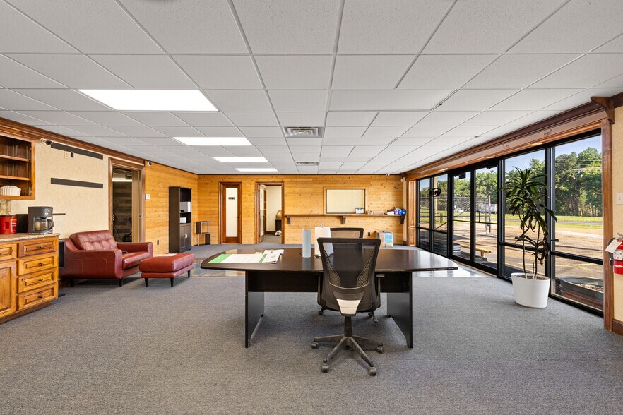 More Photos Of 3698 E Marshall Ave, Longview Warehouse For Lease