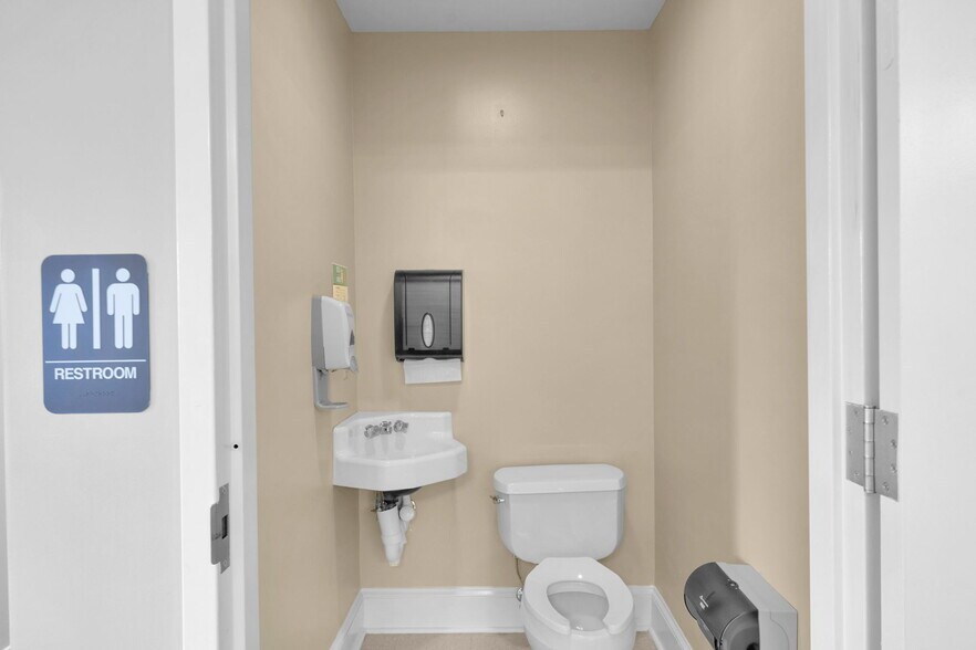 More Photos Of 1201-1203 Colonial Commons Ct, Lancaster Medical For Lease