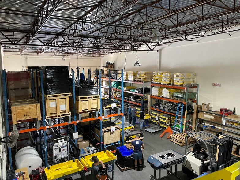 More Photos Of 6600-6626 Kingspointe Pky, Orlando Distribution For Lease