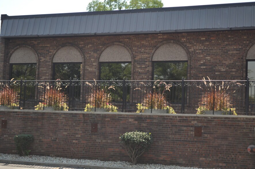 More Photos Of 2833 Lincoln St, Highland Office For Lease