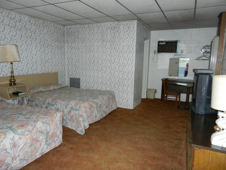 More Photos Of 14000 E Business 40 St, Mclean Hotel For Sale