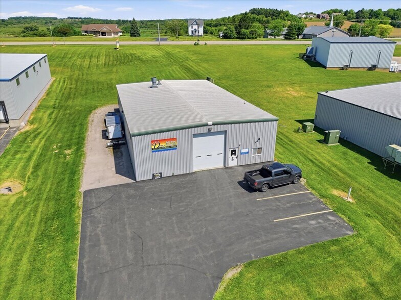 More Photos Of 590 Commercial Ave, Waterloo Auto Repair For Sale