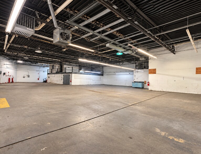 More Photos Of 10-12 Niagara Ave, Freeport Warehouse For Lease
