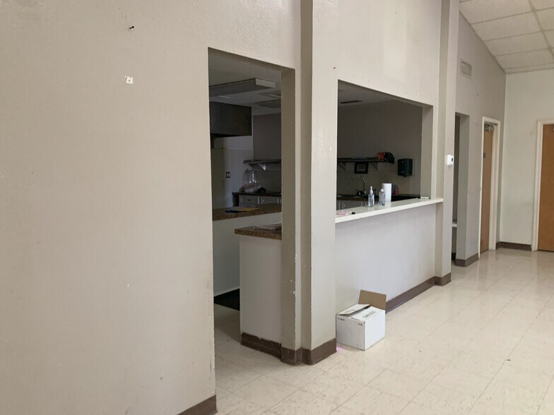 More Photos Of 2202 Upland Ave, Lubbock Flex For Sale