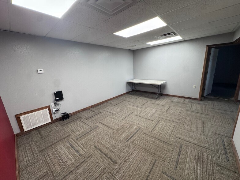 More Photos Of 1001 N 2nd St, Stilwell Light Distribution For Sale